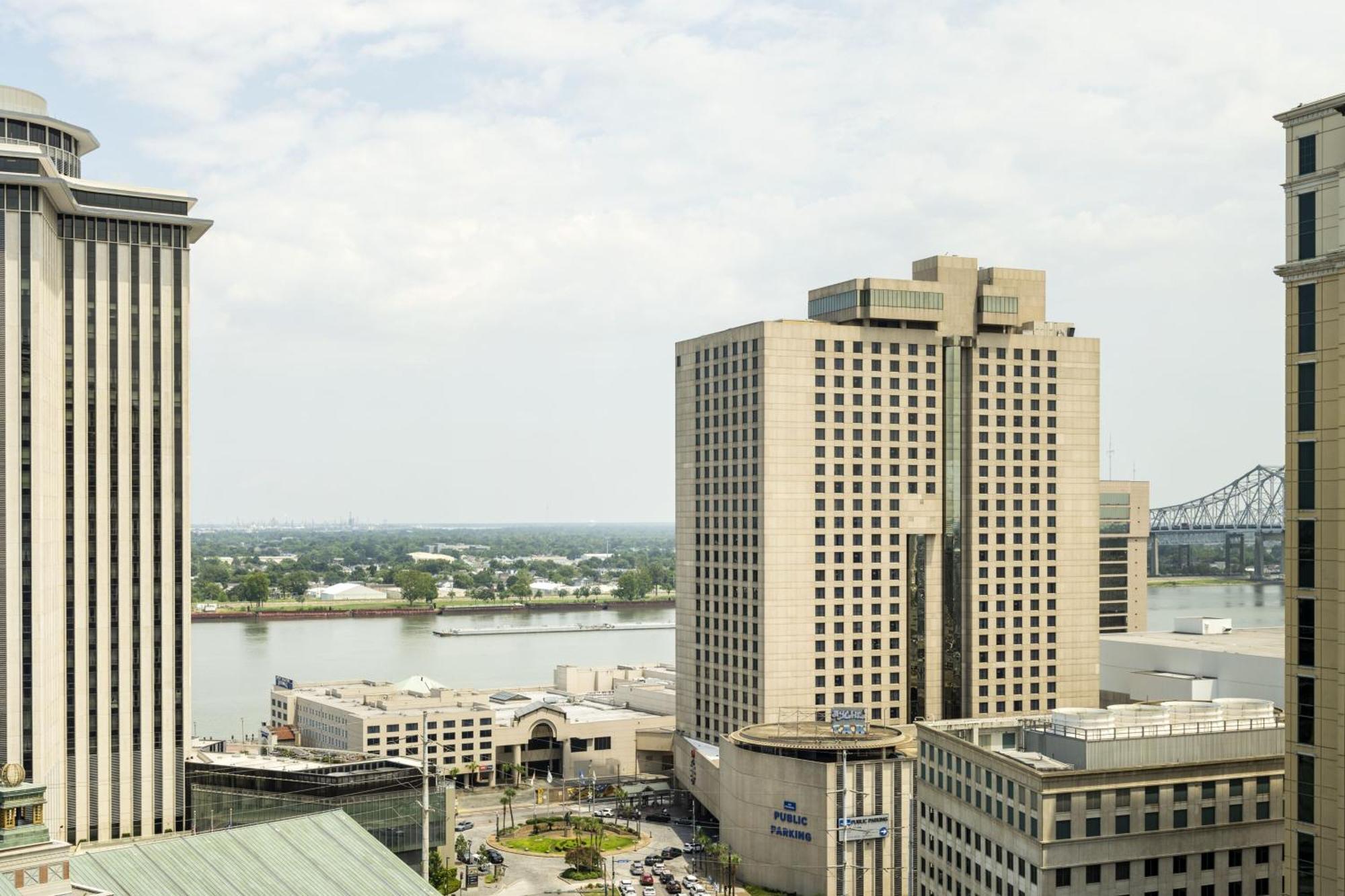 Le Meridien New Orleans Hotel Exterior photo